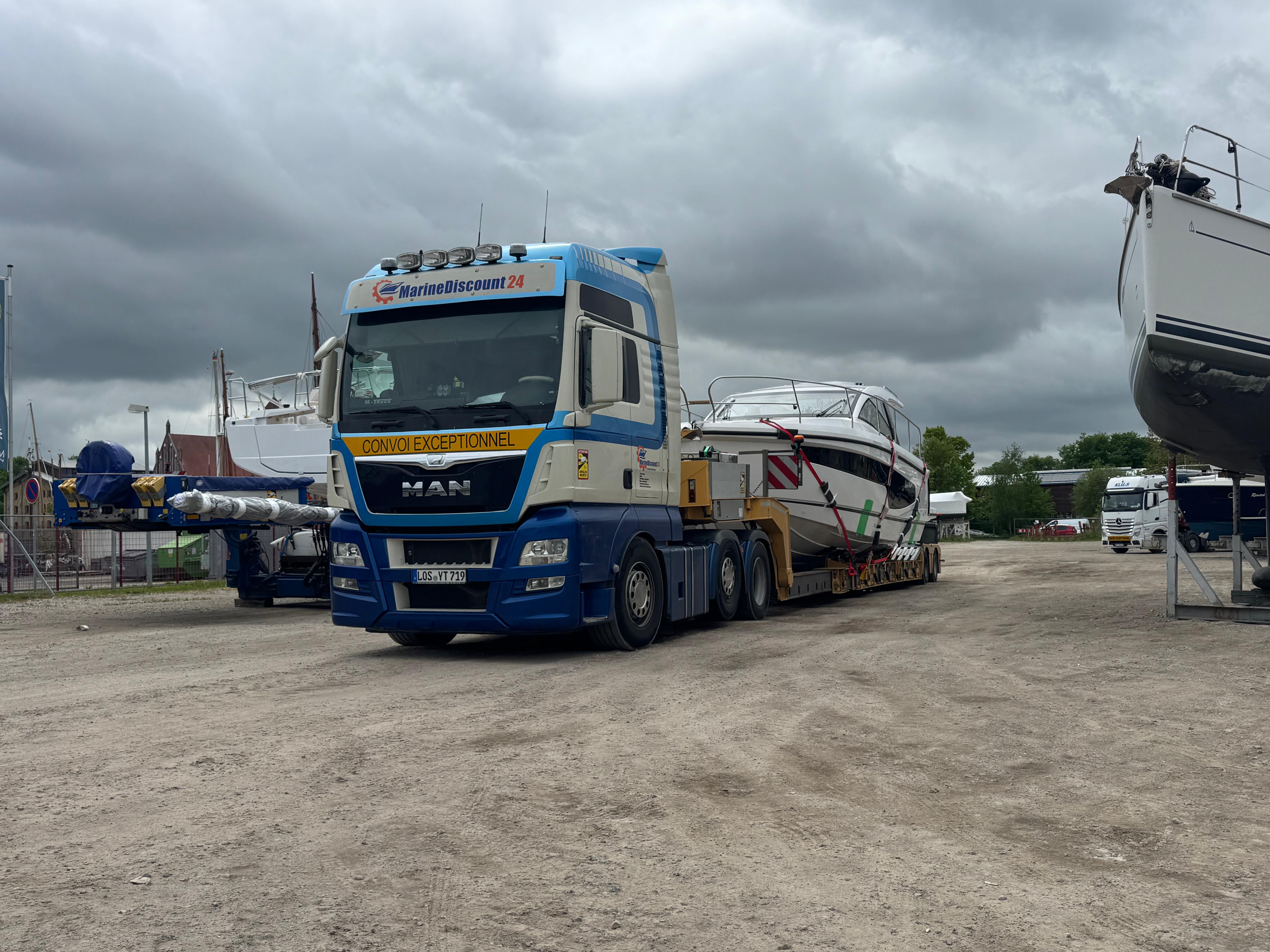 Marine-Discount24 europaweiter Bootstransport im Hafen
