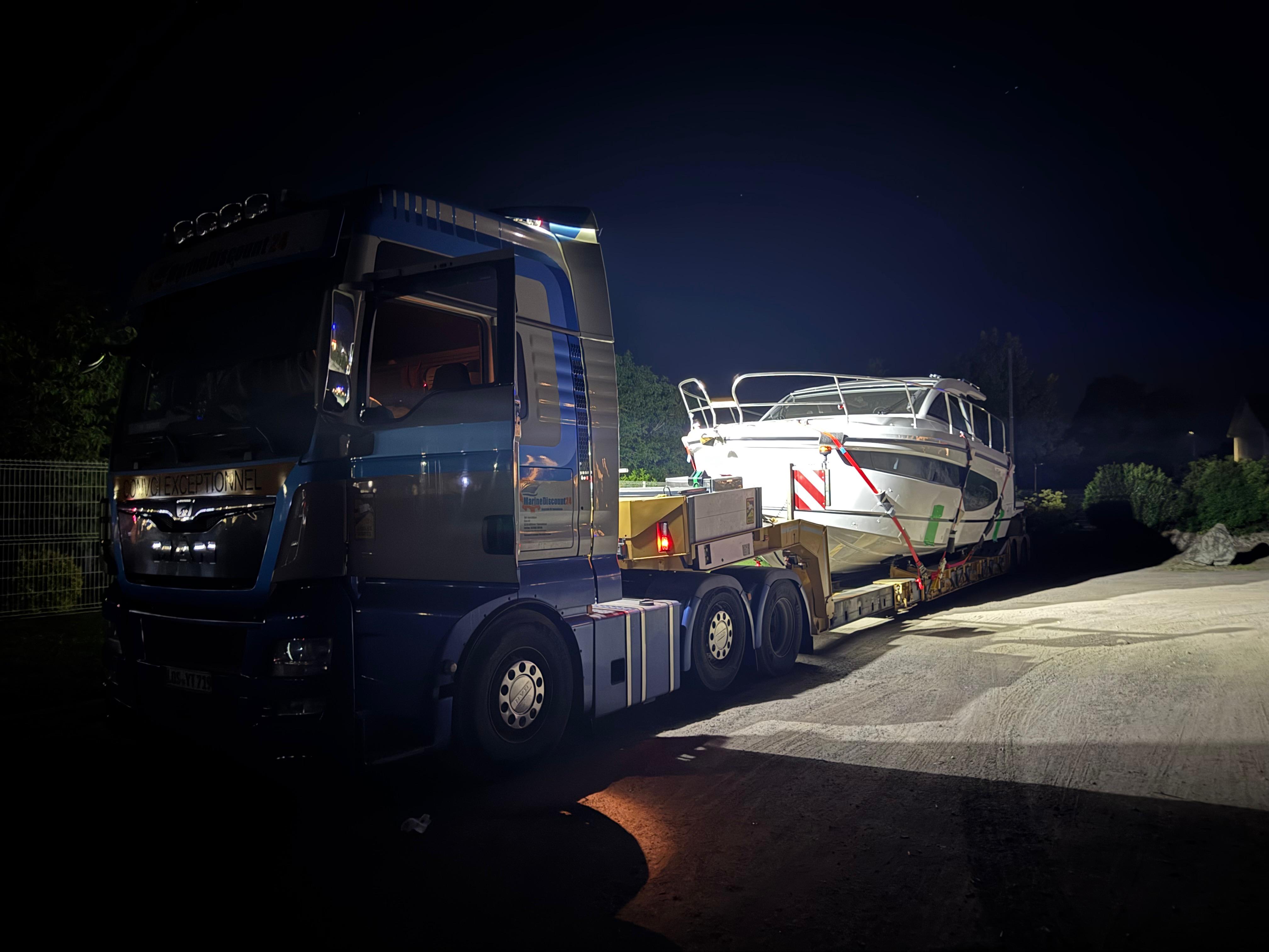 Europaweiter Bootstransport bei Nacht mit Spezialtransport