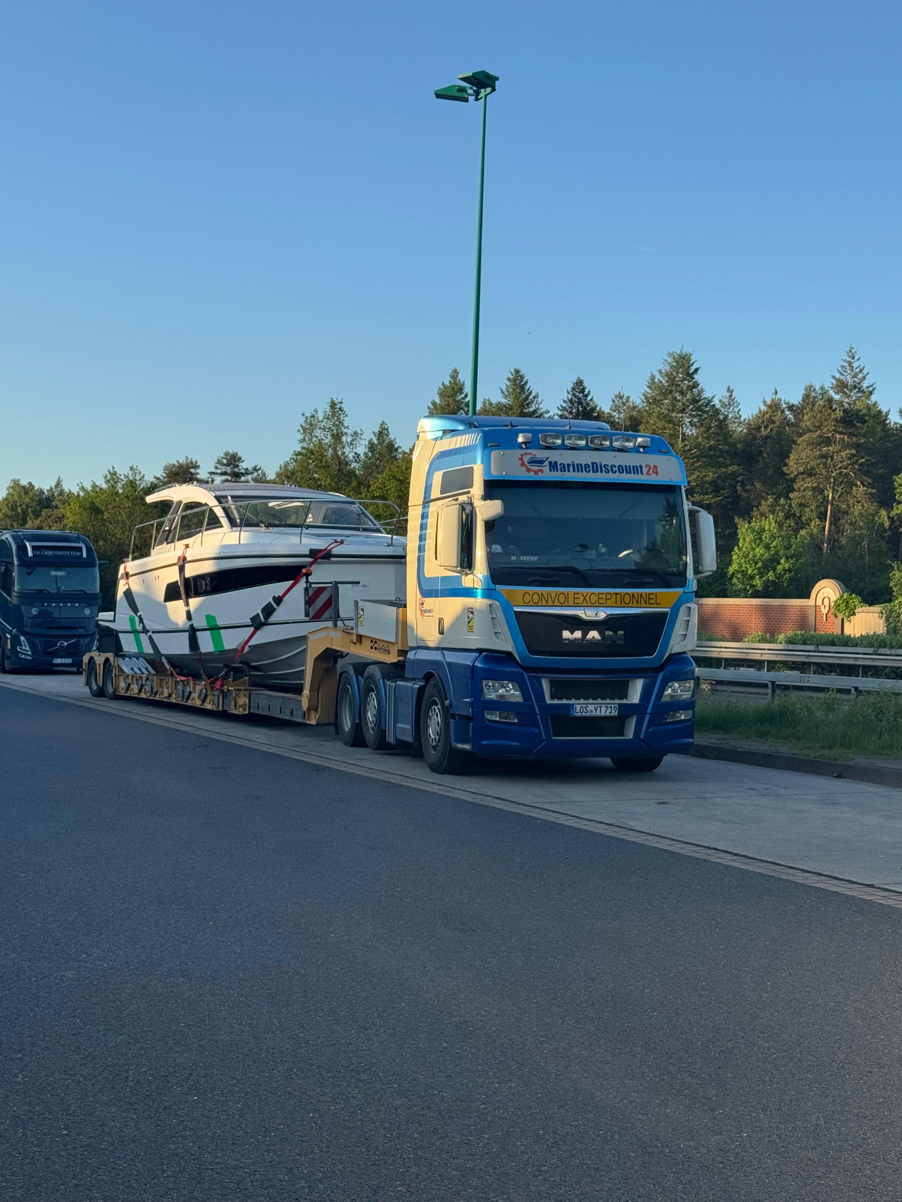 Marine-Discount24 europaweiter Bootstransport mit Yacht auf Tieflader